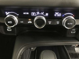 左右独立温度コントロールフルオートエアコンです。運転席、助手席それぞれで独立して温度設定ができます。冷え性の方が乗っても安心ですね♪