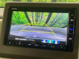 【バックカメラ】駐車時に後方がリアルタイム映像で確認できます。大型商業施設や立体駐車場での駐車時や、夜間のバック時に大活躍!運転スキルに関わらず、今や必須となった装備のひとつです!