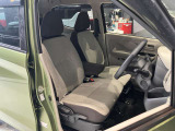 運転席、助手席です。座面も広くゆったりと座れてアームレストも付いているので重宝します。