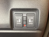 リアドアは乗り降りに便利な両側電動スライドドアです。また運転席に座っていながらスイッチ操作で自在にスライドドアを開け閉めできます。