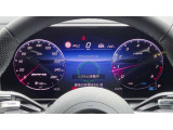 高いレベルの知性を備えたメルセデスの「インテリジェントドライブ」は、ドライバーの疲労を軽減し、安全かつ快適なドライブの一助となります。