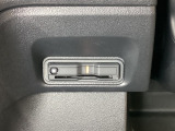 ハンドルの左下にETCがついています。高速道路の料金所の通過も楽々です。 カードの取り出しもしやすい場所についています。