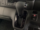 CVT車のセレクトレバーです。低速から高速まで、変速ショックのないスムーズな走りを実現するとともに、エンジン効率のよい領域を維持することで燃費にも貢献します。