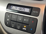【オートエアコン】一度お好みの温度に設定すれば、車内の温度を検知し風量や温度を自動で調整。暑い&hellip;寒い&hellip;と何度もスイッチ操作をする必要はありません。快適な車内空間には必須の機能ですね♪