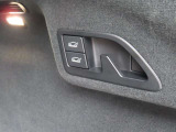 リアトランクの車高調整ボタン。車高を低くできることで、荷物の出し入れがしやすくなります。