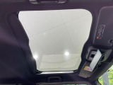 【ガラスルーフ】ガラスルーフ搭載で車内の解放感が一気にアップ!開放的なドライブをお楽しみいただけます。