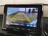リバースギアに入れるだけで後方の表示へ切り替わります。夜間や雨の日の駐車も楽になりますよ。