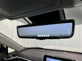 デジタルインナーミラー付き。後方視野角が広く、後席に同乗者がいても後方を確認しやすく安心です。