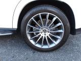 アルミホイールは純正ですが、インチアップしてのアクセサリーとなり。標準ではない為、アルミホイールは認定中古車の保証対象外となります。