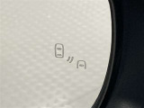 ブラインドスポットモニター(BSM)を装備しています。隣を走る車両が死角に入るとミラー内LEDインジケーターが点灯。さらに、ウィンカーを出すとインジケーターが光って点滅して注意を促してくれます。