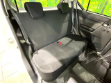 後部座席も気になるようなキズ・汚れやへたり等、大きなダメージはなく、良好な状態です。
