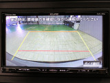 【バックカメラ】シフトを「R」の位置に入れると、自動的に画面がカメラ映像に切り替わり後方の視界をサポートする必須装備です!