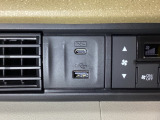 エアコン操作パネルの左側に、スマートフォンなどの充電可能なUSB端子と、音源などの外部入力の可能なUSB端子がついています。移動中に充電もできるので便利です。