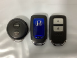 スマートキーを装備しています。鍵を差し込むことなくドアロックの開け閉めと、スタートボタン操作でのエンジンスタートができます。加えて、純正リモコンエンジンスターター用の操作キーもついています。