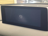 【8.8インチマツダコネクト】車内の雰囲気にマッチした大型のディスプレイ。スマホ接続でのナビ使用やBluetooth再生等、様々な機能が楽しめます。直感的なダイヤル操作が可能で、使い勝手も良好です。