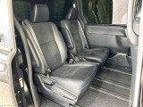 後部座席も気になるようなキズ・汚れやへたり等、大きなダメージはなく、良好な状態です。
