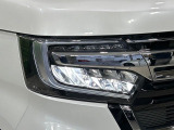 【LEDヘッドライト】悪天候や夜間走行時も良好な視界を確保し安心して運転できる高輝度LEDヘッドライトを装備!点灯速度が早く、消費電力も抑えられています。