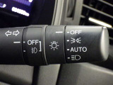 【オートライト】車外の明るさに応じて、自動的にライトの点灯・消灯をしてくれます。