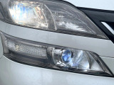 【HIDヘッドライト】非常に明るく前方を照らしてくれるので、悪天候や夜間の走行時も視界良好で安心してお乗りいただけます。