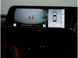 パノラミックビューモニター装備!トップビュー&フロントビュー・車両に取り付けたフロント、サイド、バックカメラの映像を合成して画面上に表示させることで、低速時の運転を補助する装置です。