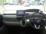 大きなフロントガラスで広々とした視界の運転席まわりです。