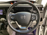 ハンドルにHondaセンシング系のクルーズコントロールやレーンキープアシストなどのスイッチと、オーディオの操作スイッチが装備されています。ハンドルから手を離さず安全に操作できます。