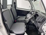 ゆったりと座れる運転席シートですのでストレスなく運転が出来ますよ!