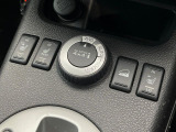 【オールモード4&times;4】2WD/4WDモードを手軽に切り替え可能。燃費重視の2WD、スタック時に役立つLOCK、AUTOモードでは4WDの配分を自動で調整し、路面状況を問わず安定した走りをサポート。