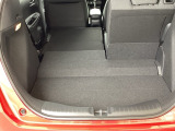 後席は分割可倒式で、用途に合わせてアレンジ可能。荷物の量や乗車人数に応じて柔軟に使える便利なシートです。