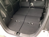 後席をすべて倒すことで広い荷室スペースが生まれ、大きな荷物も積み込みやすくなります。