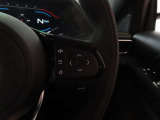 ステアリング右側は、メディアや車両情報の確認操作を行えます。
