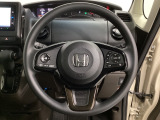 ハンドルにHondaセンシング系のクルーズコントロールやレーンキープアシストなどのスイッチと、オーディオの操作スイッチが装備されています。ハンドルから手を離さず安全に操作できます。