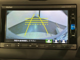 リバースギアに入れるだけで後方の表示へ切り替わります。夜間や雨の日の駐車も楽になりますよ。