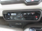オートエアコンタイプなので細かい操作なしで快適温度に調整してくれます。運転席はシートヒーター付きで、冷えた車内でもスイッチを押せば数秒で座面と背もたれがあたたかくなります。