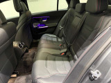 メルセデスのシートは少し硬めになっております。長時間の運転の際、適度な反発があることでお尻や腰の負担を減らす効果が御座います。