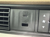 充電用USB端子付き。スマートフォンなどの充電に便利です。