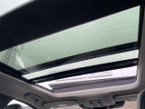 パノラミックルーフ付の車両です。