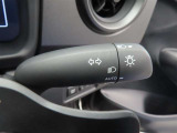 スイッチをオートに設定しておけば、車外の明るさに応じて自動的にヘッドランプを点灯・消灯します。夕暮れ時やトンネルの続く山道などを走行する時に便利なコンライトを装備しています。