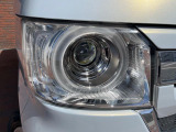 【LEDヘッドライト】悪天候や夜間走行時も良好な視界を確保し安心して運転できる高輝度LEDヘッドライトを装備!点灯速度が早く、消費電力も抑えられています。