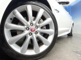 ●純正19インチアルミホイール:輸入車ならではの卓越した走りを支えるホイールと足回りです!日本車の走りに慣れている方にもぜひ体感して頂きたいほど、高いレベルでまとまっています!