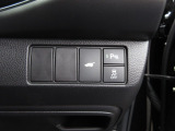 パワーテールゲートの開閉、横滑りを防ぐVSA等のスイッチ類は運転席の右側、手の届きやすい位置にあります。