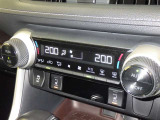 左右独立温度コントロールフルオートエアコンです。運転席、助手席それぞれで独立して温度設定ができます。冷え性の方が乗っても安心ですね♪
