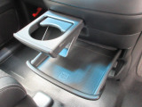 運転席からも助手席からも使いやすい位置に、引き出し式ドリンクホルダーとスマホなどを置けるトレイを配置しています。