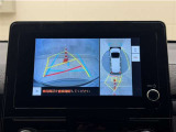真上から見下ろしたような視点で車とその周囲を確認出来る画面と、車両後方を映し出すバックモニター画面の2つを表示してくれます。