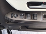 運転席ドアには、ドアミラーの角度調整スイッチとパワーウインドウスイッチを配置。手元で直感的に操作でき、運転中の使い勝手を高めています。