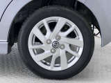 【純正アルミホイール】オシャレな純正アルミホイール付きですので見た目がカッコイイですよ♪