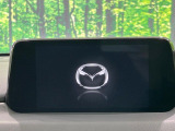 【マツダコネクトナビ】車内の雰囲気にマッチした一体型タイプのナビ。各種車輌設定やBluetooth再生等、様々な機能が楽しめます。直感的なダイヤル操作が可能で、使い勝手も良好です。