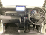車内は光触媒抗菌消臭施工済です。インパネ周りはスタイリッシュなデザインで機能や装備も充実しています。グローブボックスやカップホルダーのほかにトレーなどたくさんの収納スペースが付いています。