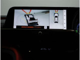 サイドクリアランスビュー表示中に、旋回時の運転操作に合わせて自動で車両を斜め後方から見たような映像を表示。