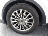 かっこいいホイールですね。 車のイメージを大きく左右するホイール部分はコダワリを持ちたいですね。